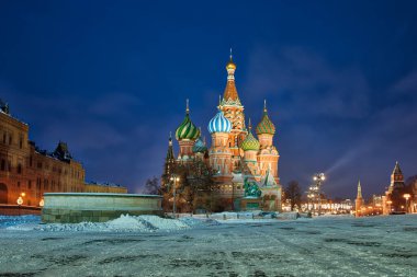 Şiddetli kar yağışının ardından soğuk kış sabahı Kızıl Meydan 'ın güney yakasını Lobnoye Mesto ve St. Basils Katedrali ile aydınlattı. MOSKOVA, Rusya