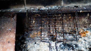 Pişirdikten sonra ızgarada ızgara.