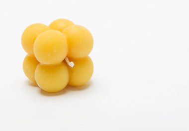 Beyaz arka planda el yapımı mumlar, doğal ürünler, doğa koruması ve sağlıklı bir yaşam tarzı.