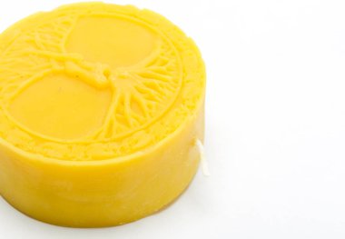 Beyaz arka planda mumlar, doğal ürünler, doğa koruması ve sağlıklı bir yaşam tarzı.