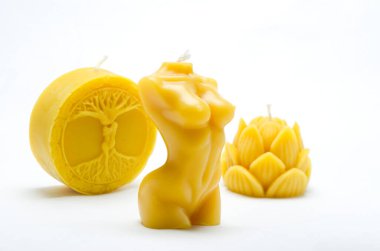 Beyaz arka planda el yapımı mumlar, doğal ürünler, doğa koruması ve sağlıklı bir yaşam tarzı.