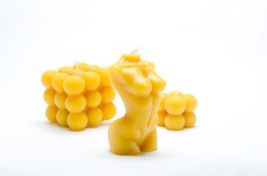 Beyaz arka planda el yapımı mumlar, doğal ürünler, doğa koruması ve sağlıklı bir yaşam tarzı.