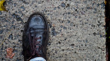 Yolculuk sırasında ve dışarıda erkek kahverengi deri ayakkabılar.