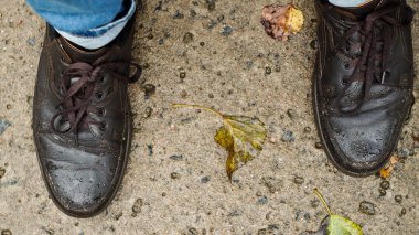 Yolculuk sırasında ve dışarıda erkek kahverengi deri ayakkabılar.