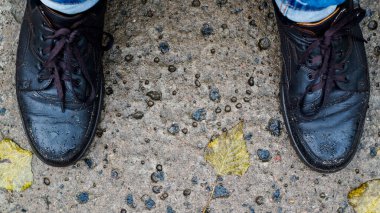 Yolculuk sırasında ve dışarıda erkek kahverengi deri ayakkabılar.