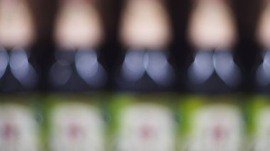 Soyut renk arkaplanı, raftaki şişeler.