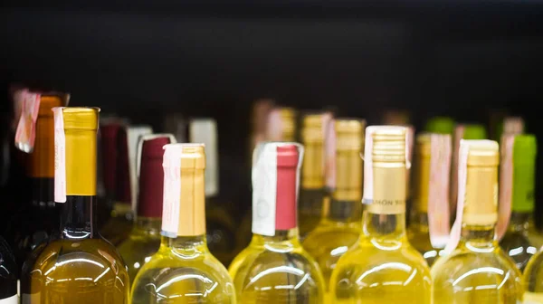 Botellas Vino Con Varias Etiquetas Corchos Los Estantes Las Tiendas — Foto de Stock