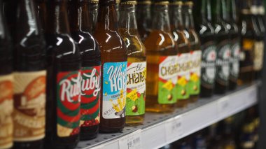 Osipovichi, Belarus - 31 Ağustos 2021 'de raflarda çeşitli etiketler bulunan bira şişeleri