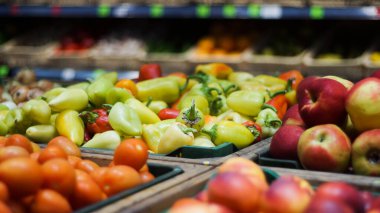 Taze sebzeler ve meyveler marketin tezgahında, vegan ve sağlıklı yiyecekler.