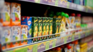 Osipovichi, Belarus-13 Eylül 2021. Mağazalardaki çocuklar için yiyecek..