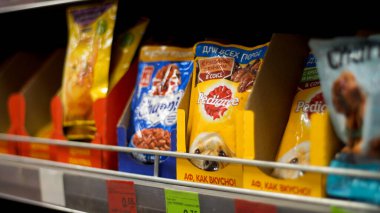 Osipovichi, Belarus-13 Eylül 2021. Dükkanların raflarında evcil hayvan yiyeceği.