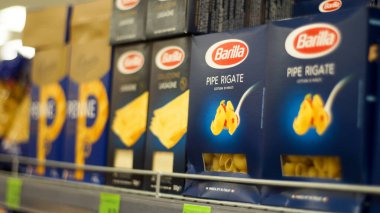 Osipovichi, Belarus-13 Eylül 2021 Farklı markalardan makarna ürünleri paketleme ve raflarda