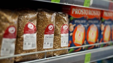 Osipovichi, Belarus-13 Eylül 2021. Dükkanların raflarında karabuğday ve pirinç.