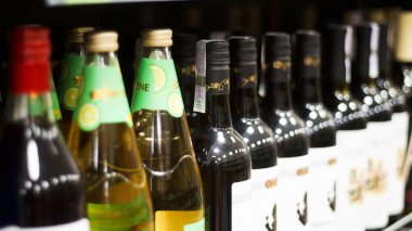 Osipovichi, Belarus-13 Eylül 2021. Dükkanların raflarında içki şişeleri.