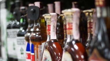Osipovichi, Belarus-13 Eylül 2021. Dükkanların raflarında içki şişeleri.