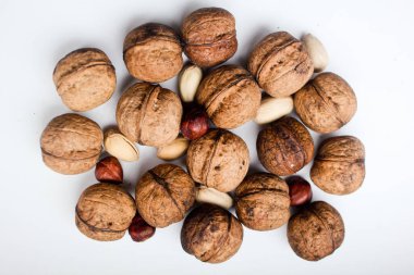 Beyaz arka planda ceviz ve çekirdekler sağlıklı beslenme ve vejetaryenlik. Doğal yiyecek.