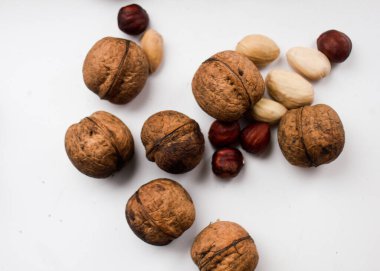 Beyaz arka planda ceviz ve çekirdekler sağlıklı beslenme ve vejetaryenlik. Doğal yiyecek.