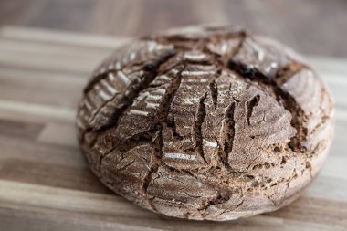 Yakın plan ev yapımı çavdar ekmeği.