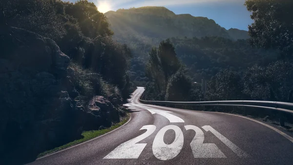 Año 2021 y flecha en largo camino sinuoso —  Fotos de Stock