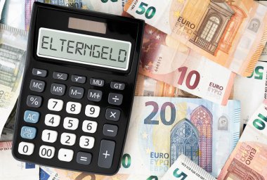 Avrupa para birimi banknotlarına karşı cep hesap makinesi görüntüsünde ELTERNGELD sözcüğü