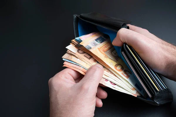 Hände nehmen Geld aus Portemonnaie oder Geldbörse — Stockfoto