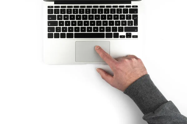 Vista aerea della persona che utilizza touchpad o trackpad sul computer portatile — Foto Stock