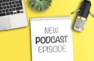 Mikrofon ve dizüstü bilgisayarlı yeni PODCAST EPISODE