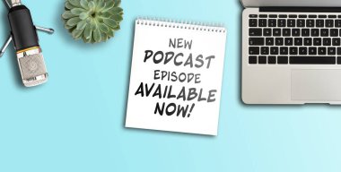 YENİ PODCAST EPISODE AVAILABLE Şimdi masanın üzerinde mikrofon ve dizüstü bilgisayarla