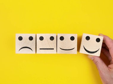 Tahta bloklardaki gülen geri bildirim simgelerinin tam üstünde