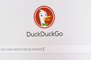 DuckDuckGo arama motoru ana sayfası tarayıcı penceresinde bilgisayar monitöründe