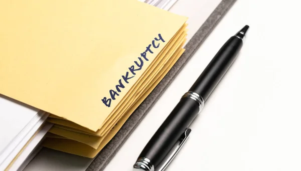 Ringpärm med ordet BANKRUPTCY skrivet på bindemedel — Stockfoto