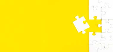 Sarı arkaplanda kalan tek parçalı yapboz