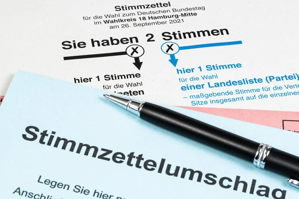 Karta do głosowania i koperta głosowaniowa w wyborach federalnych w Niemczech 2021 r. — Zdjęcie stockowe