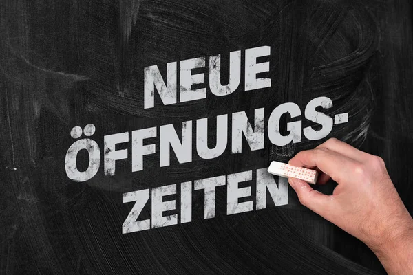 Nowe godziny otwarcia w języku niemieckim na tablicy — Zdjęcie stockowe
