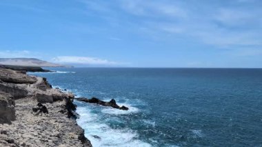 Dalgalar güzel güneşli bir günde Ajuy, Fuerteventura 'yı vuruyor.