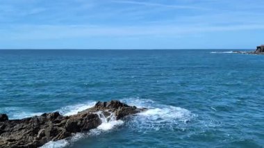 Dalgalar güneşli bir günde Ajuy, Fuerteventura 'daki Mirador Hornos de Cal' da kayalara çarpıyor.