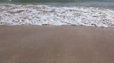 Esquinzo, Fuerteventura 'daki kumlu sahilde dalgaların yakın çekim görüntüsü.