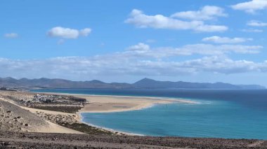 Jandia 'daki Playa de Sotavento, Fuerteventura sahildeki Mirador del Salmo' dan mavi gökyüzü ve okyanusa karşı görüldü.
