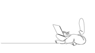 Animasyon çizimleri, dizüstü bilgisayarla bağdaş kurarak yerde oturan genç bir kadının çizgi çizimleri, çizgi çizimleri.