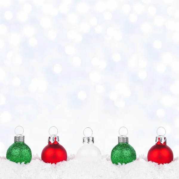 Vánoční Rámeček Červených Bílých Zelených Ornamentů Sněhu Blikajícím Stříbrným Pozadím — Stock fotografie