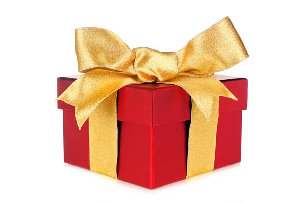 Czerwone Pudełko Zapakowane Błyszczącym Złotym Łukiem Wstążką Izolowane Białym — Zdjęcie stockowe