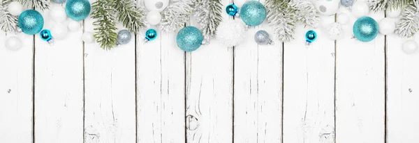 圣诞边境结满了结冰的枝条 上面装饰着蓝白相间的装饰 带有复制空间的白色木材横幅背景的顶部视图 — 图库照片