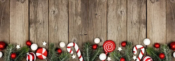 Vánoční Rámeček Červenobílých Dekorací Větvemi Stromů Horní Pohled Tmavé Dřevo — Stock fotografie