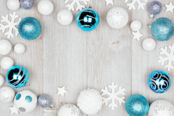 蓝色和白色装饰的圣诞框架 带有复制空间的灰色木材背景的顶部视图 — 图库照片