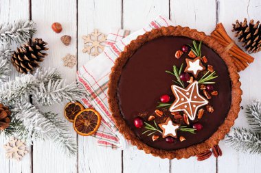 Noel çikolatalı zencefilli tart. Masa manzarası beyaz ahşap arka planda. Tatil pişirme konsepti.