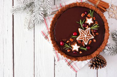 Noel çikolatalı zencefilli turta. Kopya alanı olan beyaz tahta arkaplan ile üst görünüm kenarı.