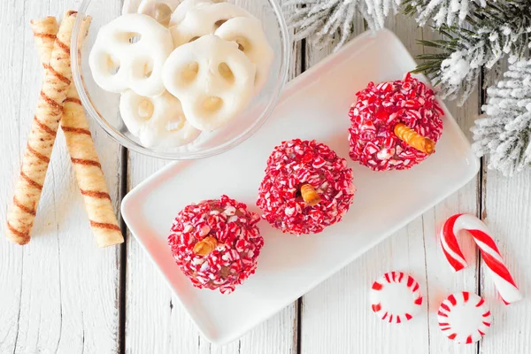 Weihnachtsbonbons Zuckerrohrschokolade Käsekugel Häppchen Tischszene Von Oben Vor Weißem Holzhintergrund — Stockfoto