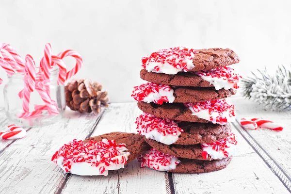 Stapel Kerstchocoladekoekjes Met Suikerriet Zijaanzicht Tafelscène Een Witte Achtergrond — Stockfoto
