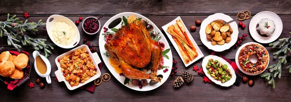 Traditioneel Kerstdiner Met Kalkoen Top View Panoramische Tafelscène Een Donkere — Stockfoto