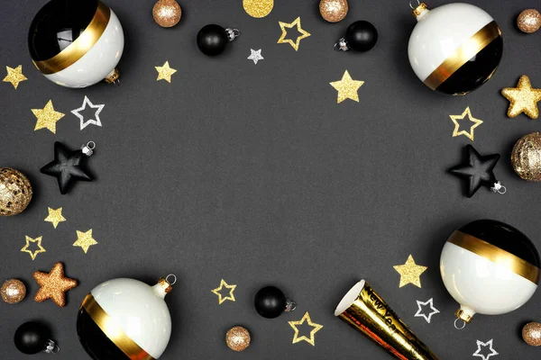 輝く星 ストリーマー 装飾やノイズメーカーの大晦日のフレーム 黒い背景の上のビュー スペースのコピー — ストック写真